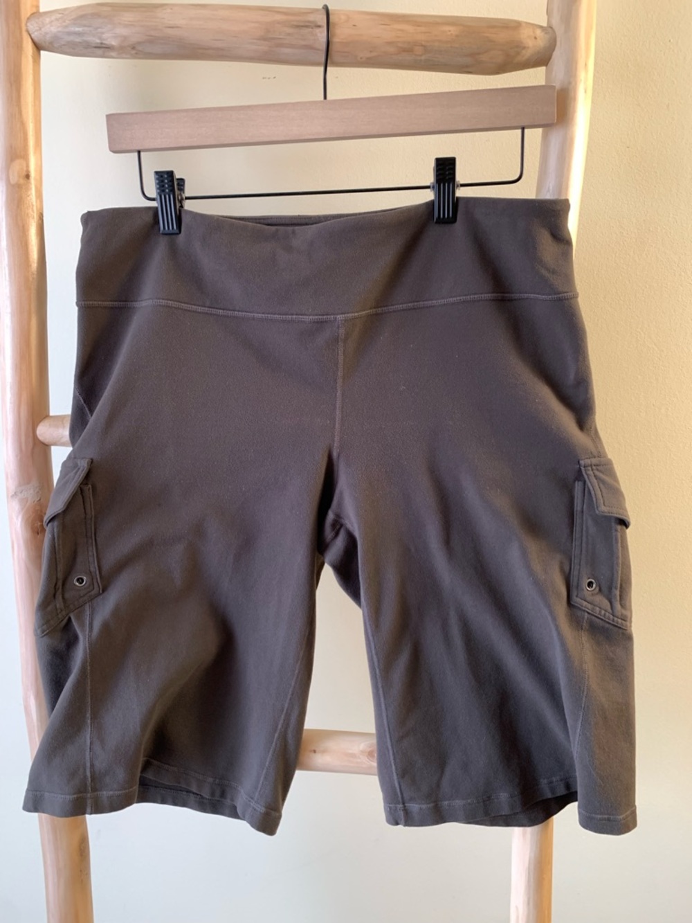 Athleta  Cargo Spandex Shorts Women’s Large Pull On Gym Yoga Beach Athletic